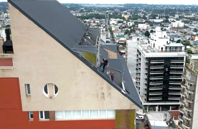 Vista general de un trabajo en altura sobre un techo
