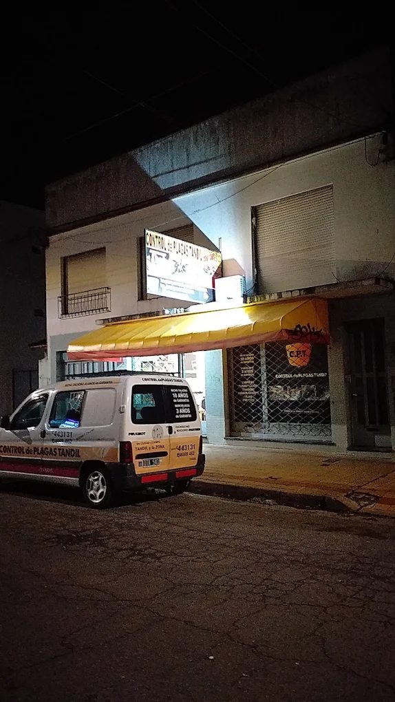 Frente del local y vehículo de Control de Plagas Tandil