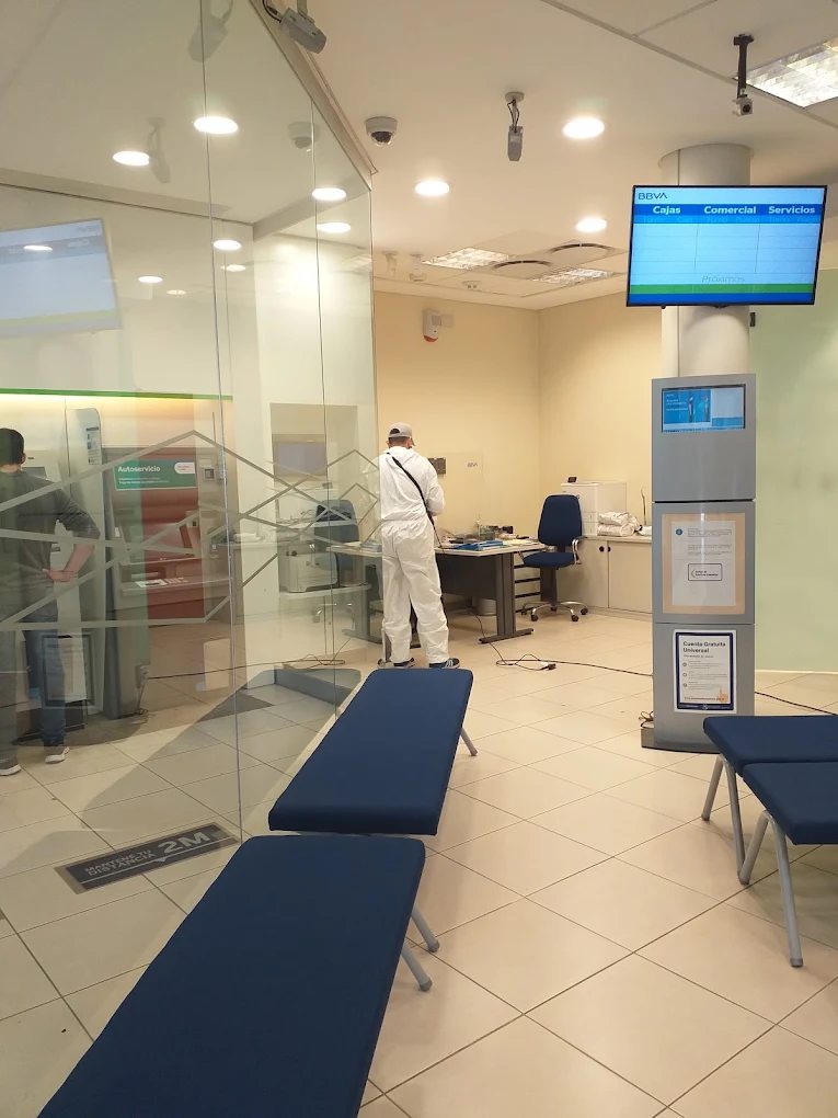 Técnico realizando tareas en un espacio comercial